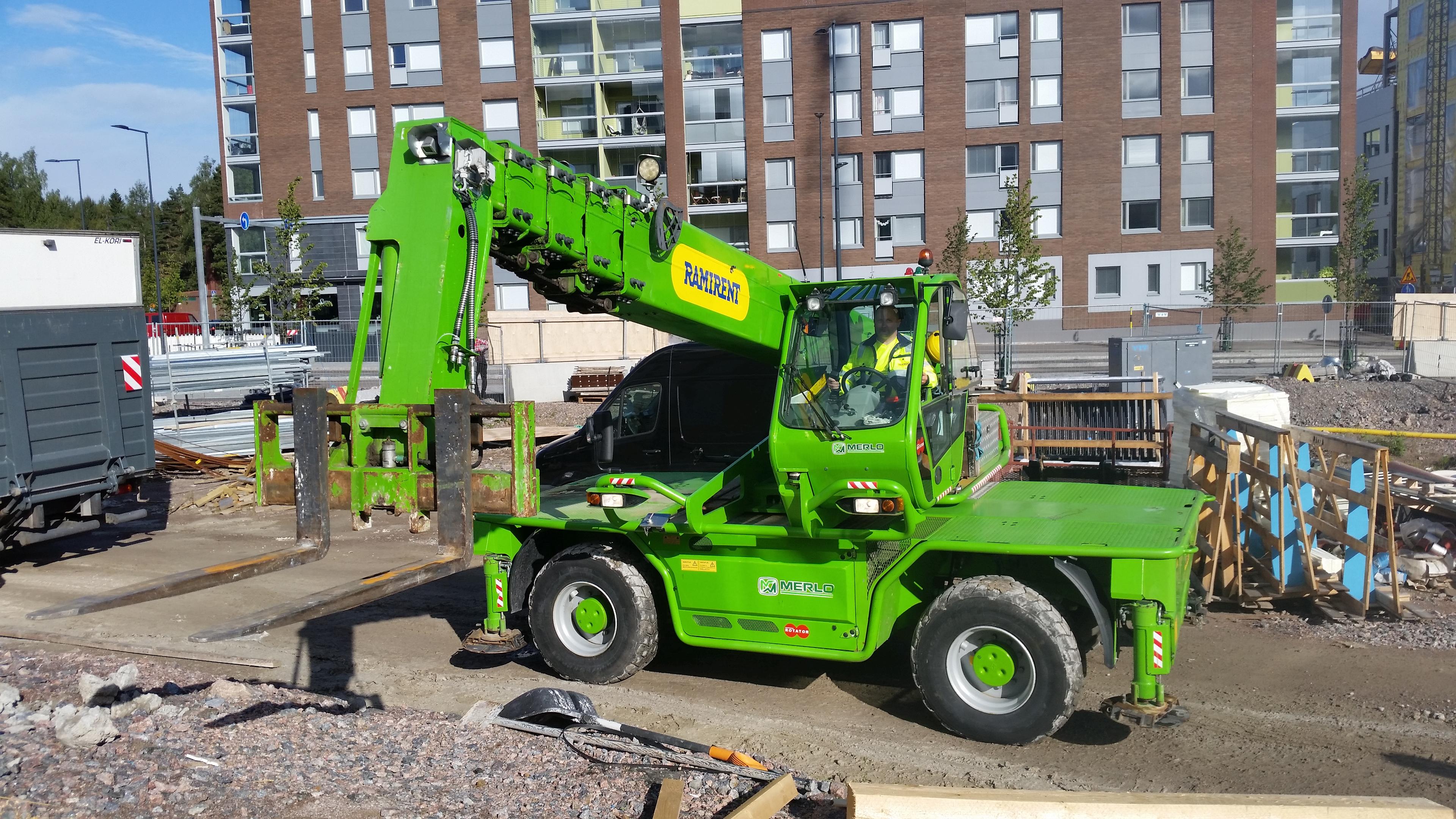 Teleskoptruck runtomsvängande, lyfthöjd 30 m
